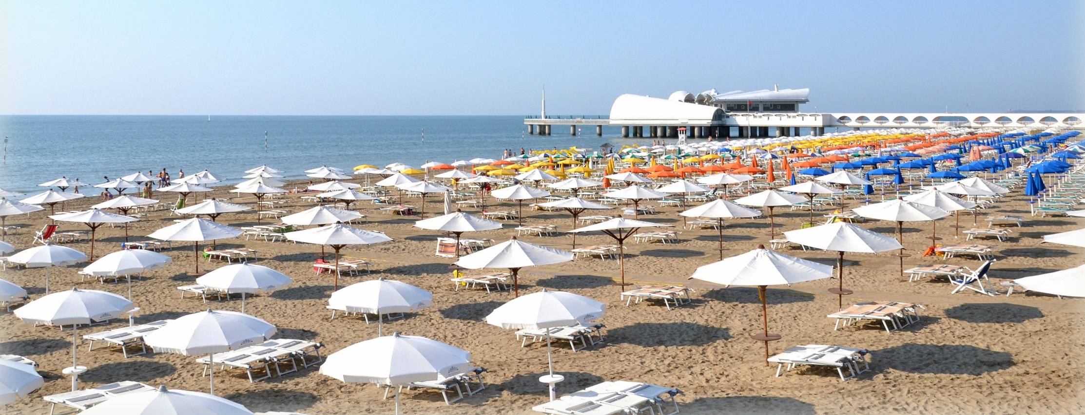 Spiaggia di Lignano Sabbiadoro | Ombrelloni bianchi