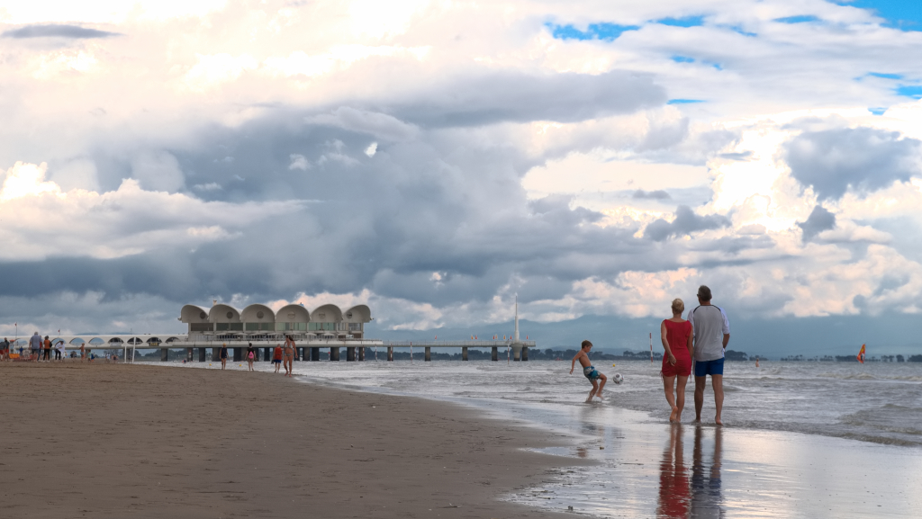 Coppia che passeggia sul lungomare di Lignano Sabbiadoro